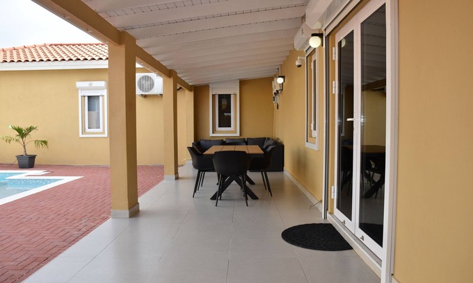 Kamay Haus | Three-bedroom house in Aruba, near the high-rise hotel area!