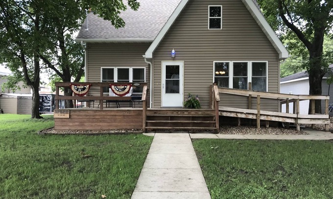 Clear Lake Haus | Drei Blocks zum See! 4 Schlafzimmer Haus mit zwei Stall Garage für 8 Personen