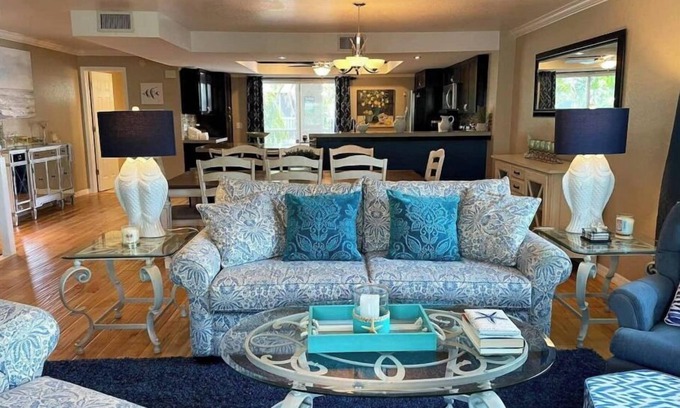 Tierra Verde Eigentumswohnung | Tierra Palms - Pool View, Garage, Nearby Beaches