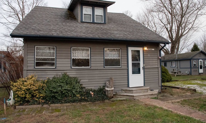 Geneva-on-the-Lake Haus | Tiffany's Cottages Wildare: GOTL Strip, Pool, Golf Course, WiFi, A/C, Sleeps 8