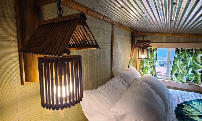 Lakeside Wohnung | Tiki Hut - Tiny Digs Lakeshore