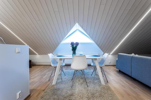 Downtown Kuopio Wohnung | Tilava kattohuoneisto ydinkeskustassa, edullinen parkkipaikka autolle lähellä