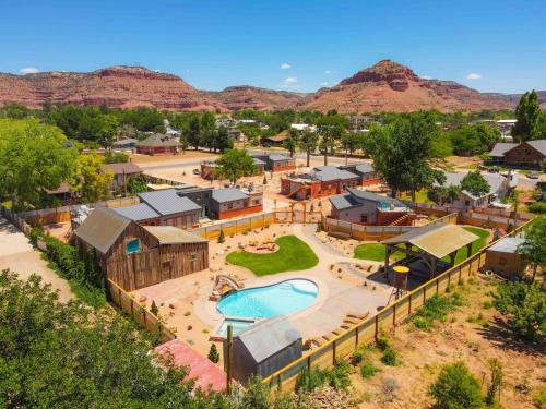 Kanab Haus | Timber & Tin H 2Bed 2Bath w Pool & Rooftop Deck