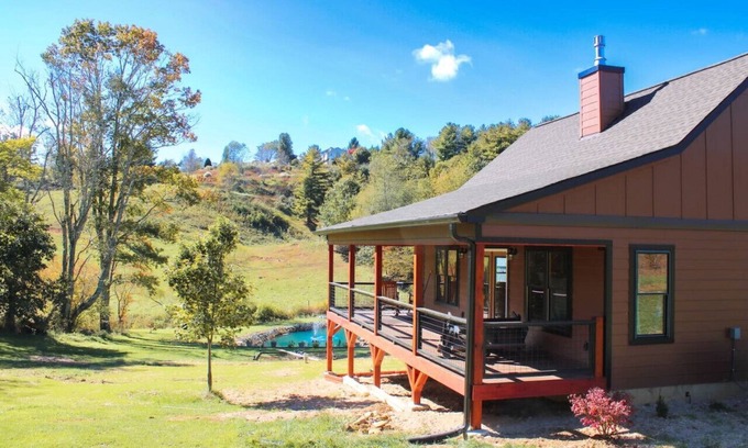 Boone Haus | Tiny 1br Cabin w/ Loft & Fire Pit in Boone