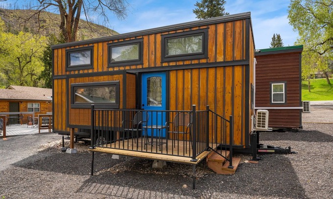 Poudre Park Kabine | Tiny 5- Profile Rock