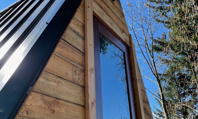 Pleasant Valley Kabine | Tiny A-Frame Farm Meadow Retreat minutes from downtown