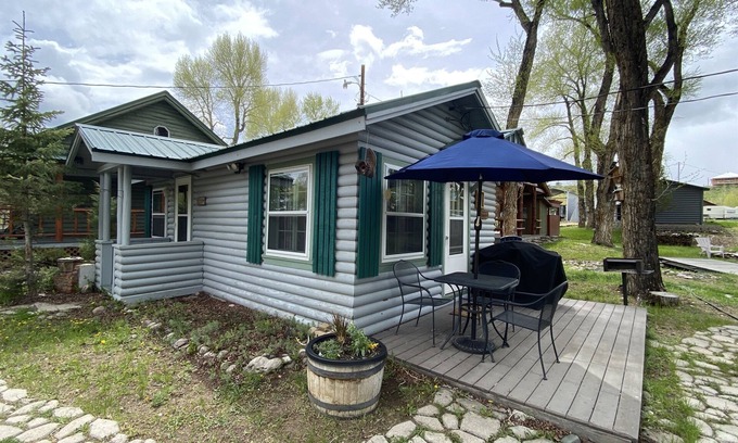 Riverside Kabine | Cozy Wyoming Cabin Hideaway - Relax and Unwind