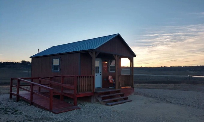 Evant Kabine | Tiny home hosted by D'Ann