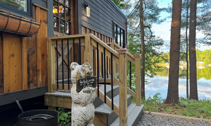 Lochmere Kabine | Tiny Pine Lakefront Cabin with Dock, Fire Pit & BBQ