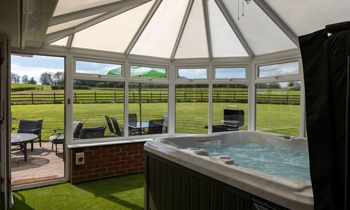 Stafford Hütte | Tixall Manor Farm