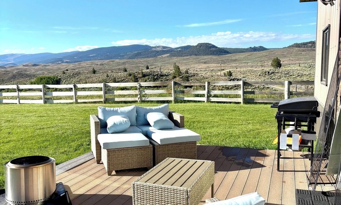 Dubois Haus | Togwotee Ranch House. Private 3 bedroom residence between Dubois and Yellowstone