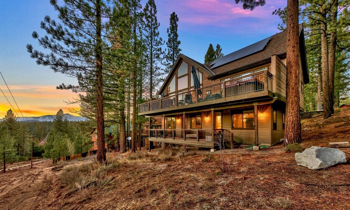 Montgomery Estates Haus | Toiyabe Luxury 6BR + Loft, 5BA, Spa,8 Min to Ski