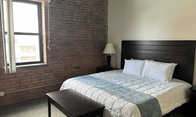 Downtown Toledo Wohnung | Toledo Tranquility: Luxe 2-Bed Retreat - Your Perfect Stay Awaits! ADA compliant