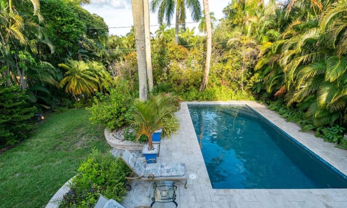 Riverside Park Haus | Tom's Two Story w/ Heated Salt Water Pool 3 bed/3bath