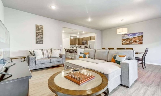 Stetson Hills Haus | Top Flight! Modern AC Fast WiFi Patio Garage