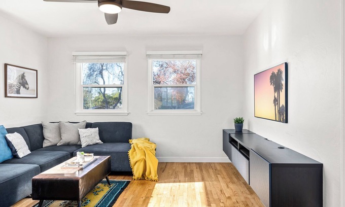 Zaferia Wohnung | Top Floor Apt w/ Desk Space , 1-BR w/ Work Area and Full Kitchen