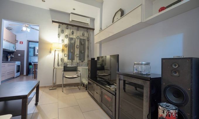 Nea Ionia Wohnung | Top-Floor Apt with Private Patio- Nea Ionia by ΜΡS