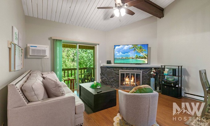 Rathdrum Eigentumswohnung | Top-Floor Condo—Covered Parking, Community Pool, and Stunning Golf Course Views!