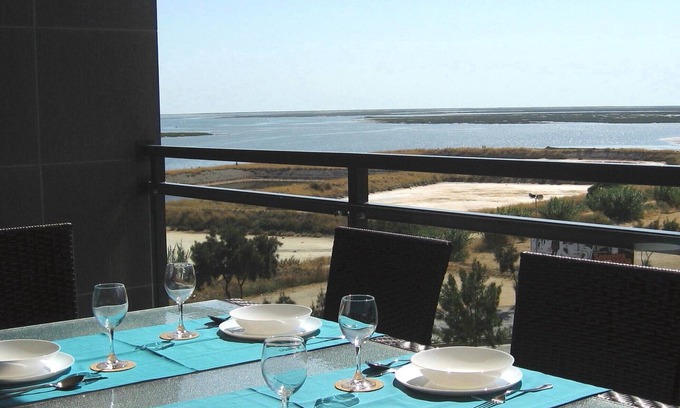 Olhao Wohnung | Apartment in erster Meereslinie auf der obersten Etage, Meerblick, Pool auf der Dachterrasse, historisches Olhao leicht zu Fuß erreichbar