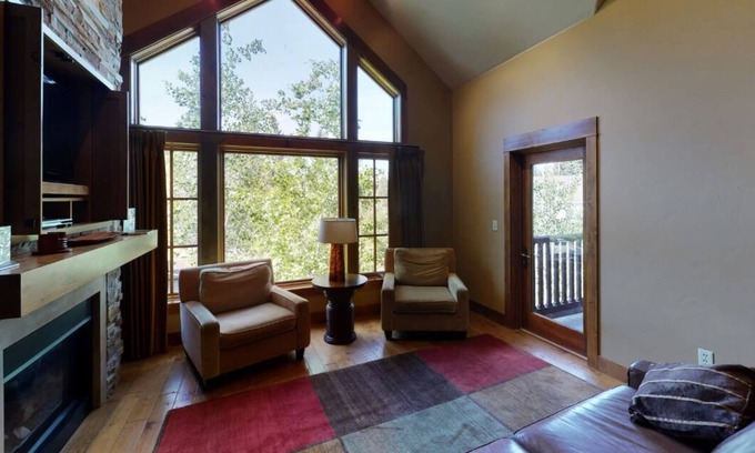 Tamarack Eigentumswohnung | Top Floor Lake View | Resort Amenities