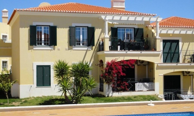 Alporchinhos Wohnung | First Floor Apartment in Prime Position with Ocean and Pool Views