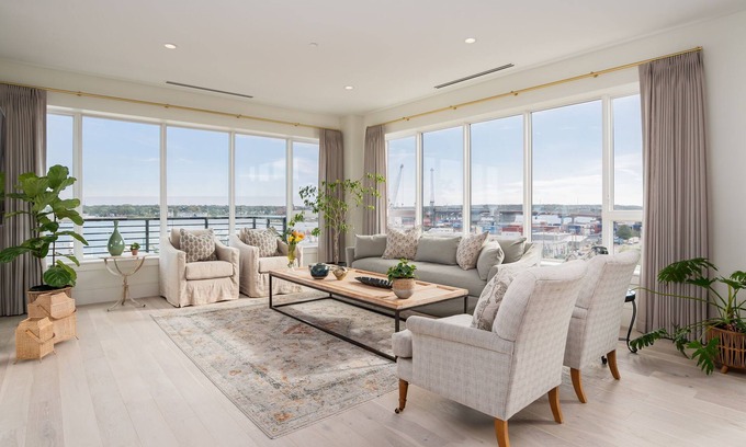 Portland Eigentumswohnung | TOP-FLOOR PENTHOUSE at Hobson's Landing. Sweeping views of Portland's Harbor.