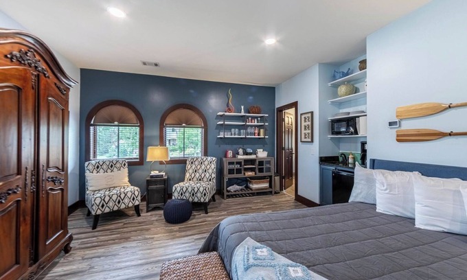 Lake Oconee Haus | Top-floor studio with golf-view balcony & outdoor TV - near Lake Oconee