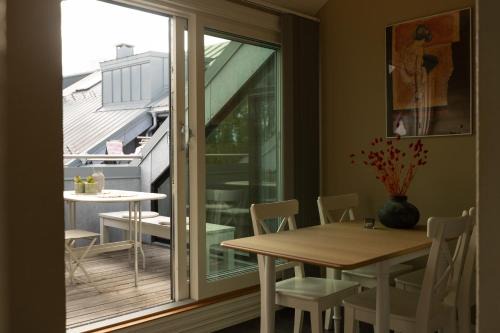 Majorstua Wohnung | Top floor - view & balcony in Oslo city center