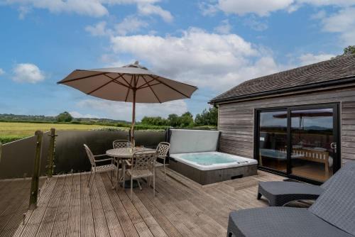 Cheddar Kabine | Tor Farm Lodges - Private Hot Tubs, Shared Seasonal Outdoor Pool, Dog Friendly