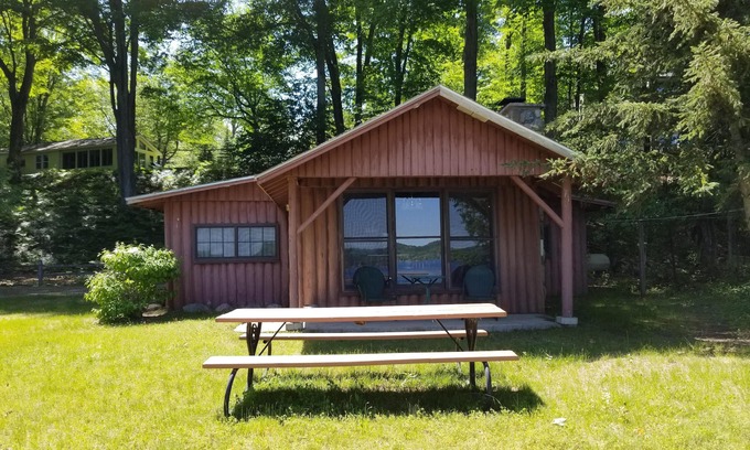 Kewadin Kabine | Wo gemütliche Hütten am See auf das atemberaubende Wasser des Torch Lake treffen!