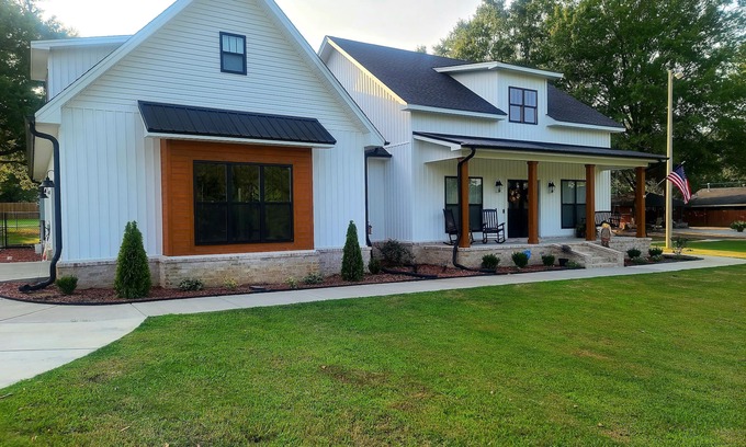 Conway Haus | Total Eclipse path 2024! A beautiful acre outside of town to enjoy the eclipse.