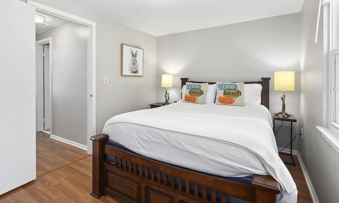 Countryside Haus | Townhome in No VA, 40 Mins to DC, Pets OK, Fast WiFi