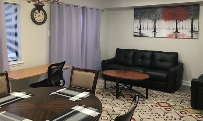 Greenbelt Haus | Townhouse, 2 bdrm, 2.5 bthrm, 2 qn bds/2 levls