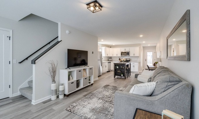 Lambertville Haus | Townhouse in Downtown Lambertville. Close to Restaurants and Downtown Toledo