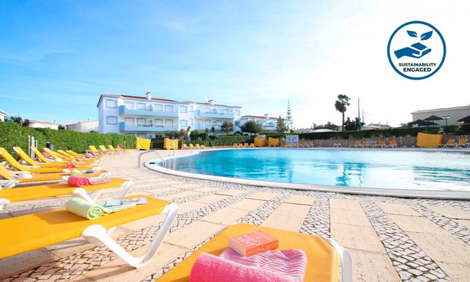 Portimao Skihütte | TOWNHOUSE W/ FREE WI-FI, A/C, IN COMPLEX W/ LARGE POOL & OTHER AMAZING AMENITIES