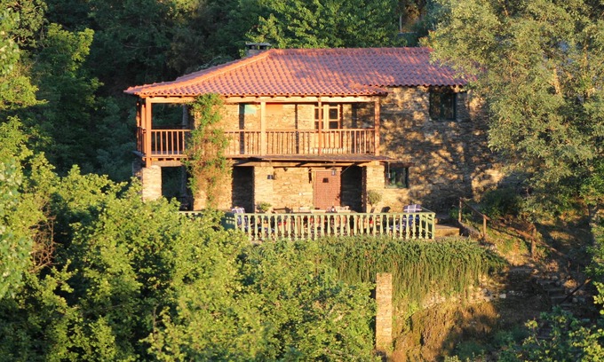 Cerdeira Hütte | Traditionelles Steinhaus mit Pool in Zentral-Portugal