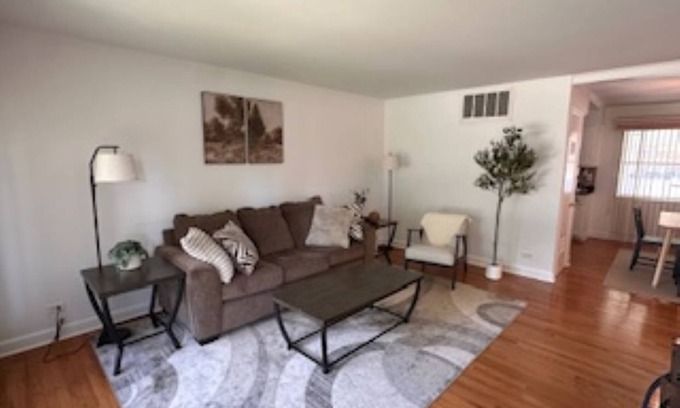 Elk Grove Village Haus | Tranquil 3-bedroom house with AC in Elk Grove Village