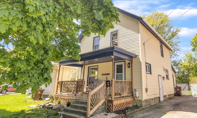 Lansing Haus | Tranquil 3-bedroom house with WiFi in Lansing