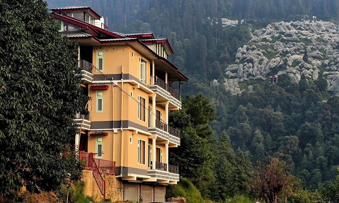 Kumharsain Haus | Tranquil 4-bedrooms in Narkanda.nNestled in the middle of Apple Orchards
