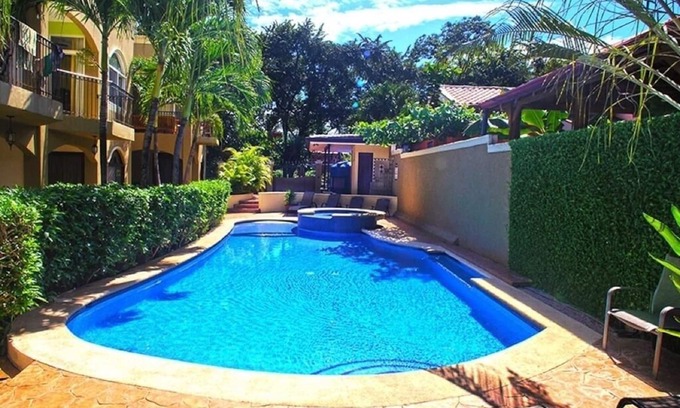Playa Langosta Villa | Renovierte geräumige Wohnung einen kurzen Spaziergang zum Strand mit schönem Pool