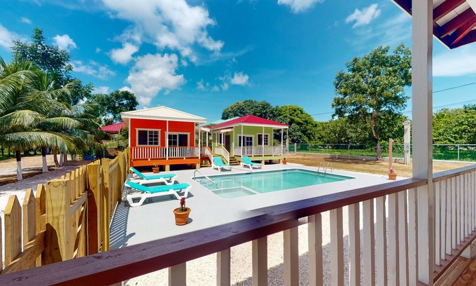 Dangriga Kabine | Beautiful Studio Cabana with Gated Entry, Fast WiFi, Shared Pool, & Tennis Court