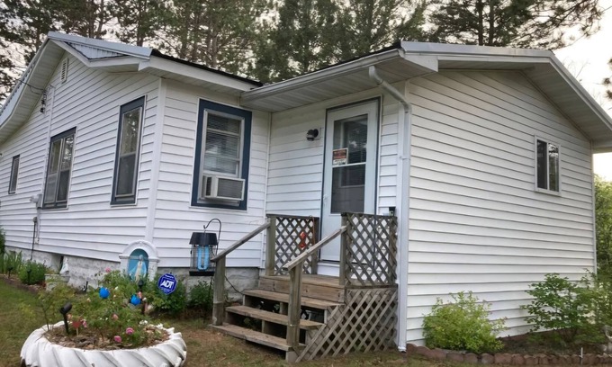 Argonne Kabine | Tranquil cabin with AC in charming Argonne and 170 ft of frontage and 7 acres