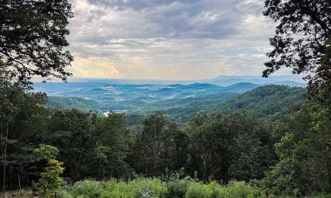 Ranger Kabine | Tranquil Escape: Hot Tub, Scenic Views, Family Fun