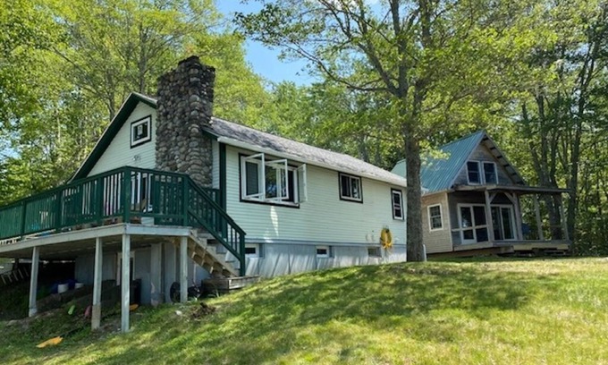 Franklin Hütte | Tranquil lakeside 2-bedroom cottage with optional sleeping cottage in Eastbrook