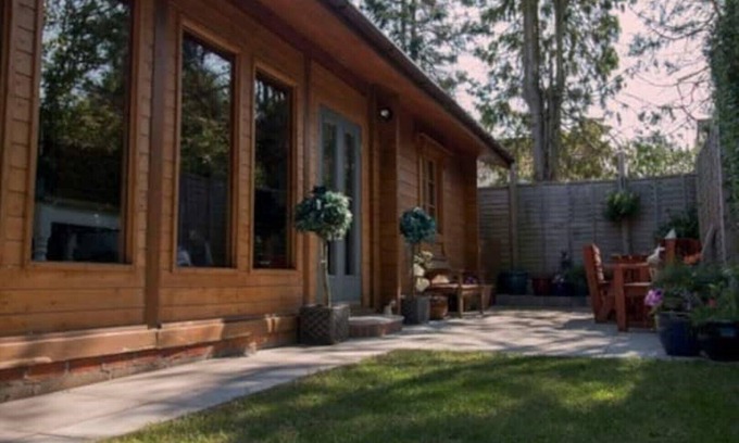 Cannards Grave Kabine | Tranquil log Cabin With Private Garden