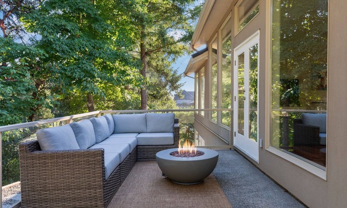 Regional District of Nanaimo Haus | Tranquil retreat nestled on the Fairwinds Golf Course in Nanoose Bay.