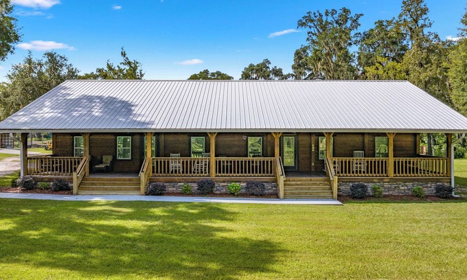 Williston Haus | Tranquil Suite w/ Porch < 2 Mi to Cedar Lakes!