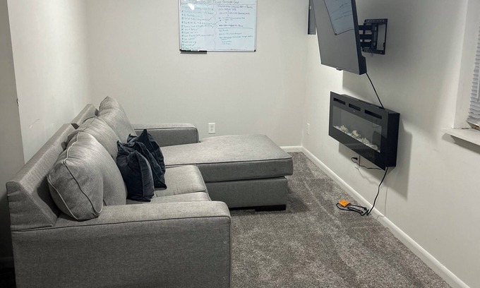 Richton Park Haus | Tranquil townhome in Richton Park 30 minutes from downtown Chicago