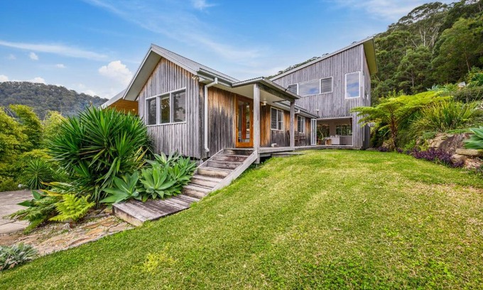 Korora Haus | Tranquil Treetop Haven 3BR House with breathtaking views