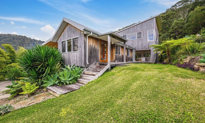 Korora Haus | Tranquil Treetop Haven: 3 Bedroom Home with Stunning Views